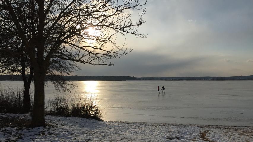 Ob die Eisdecke trägt? Diese beiden Schlittschuhfahrer wagten es jedenfalls bereits am Nordufer des Altmühlsees.