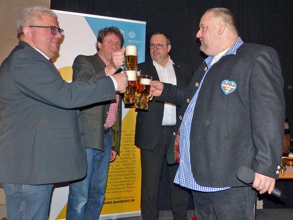 Das Fass ist angestochen. Prost! Bürgermeister Wolfgang Metzner, Jost Lohmann (Agil), Udo Ziegler (Welcome Kongress Hotels Bamberg) und Ambros Michael Mahr (Ambräusianum GmbH). Das Fass ist angestochen. Prost! Bürgermeister Wolfgang Metzner, Jost Lohmann (Agil), Udo Ziegler (Welcome Kongress Hotels Bamberg) und Ambros Michael Mahr (Ambräusianum GmbH).