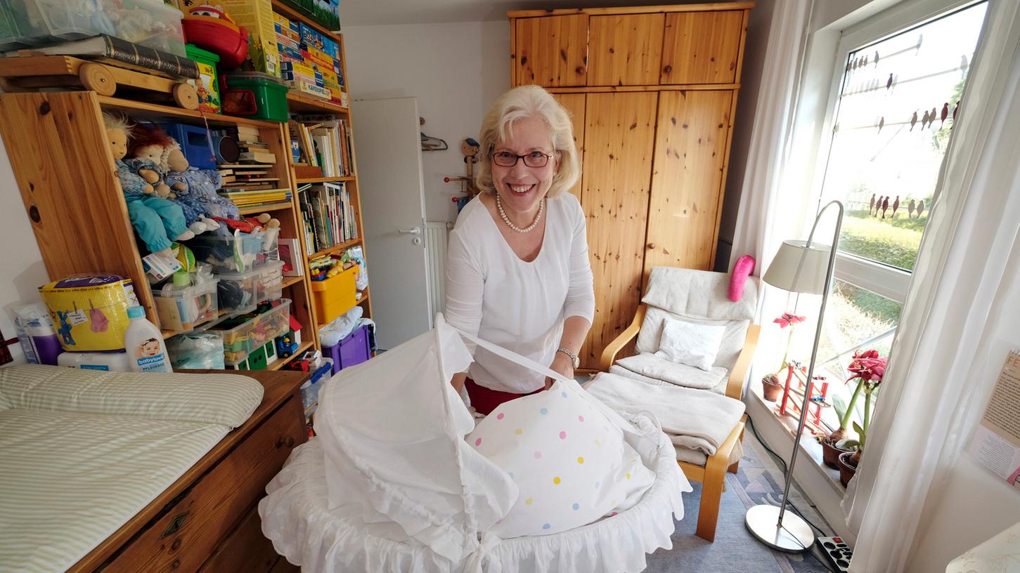 Alles ist bereit: Irmgard Claußen zeigt das Kinderzimmer, in dem vermutlich bald wieder ein Baby schlafen wird. Alles ist bereit: Irmgard Claußen zeigt das Kinderzimmer, in dem vermutlich bald wieder ein Baby schlafen wird.