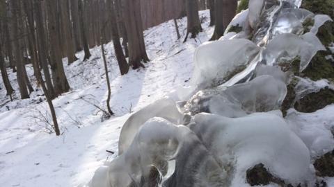Der starke Frost hat das bekannte Naturdenkmal bei Wolfsbronn in eine steinerne Eisrinne verwandelt.