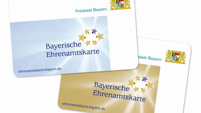 Wer eine Bayerische Ehrenamtskarte besitzt, nimmt automatisch an der Verlosung teil und kann Eintrittskarten, Gutscheine oder Bücher gewinnen.