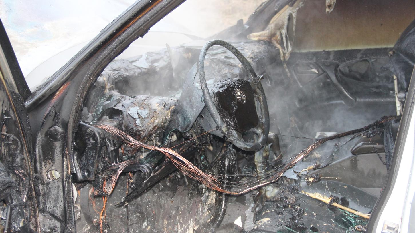 Neunkirchen: Auto geht in Flammen auf