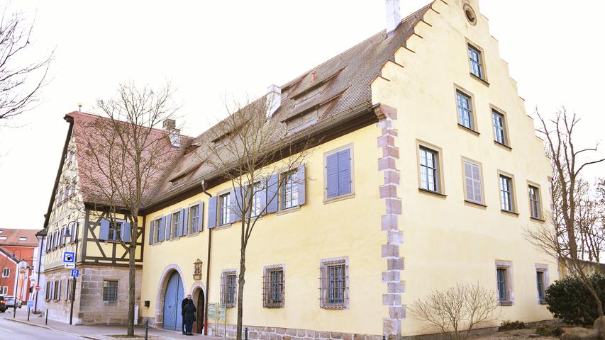 Die Schlossansicht von der Adelsdorfer Hauptstraße aus.