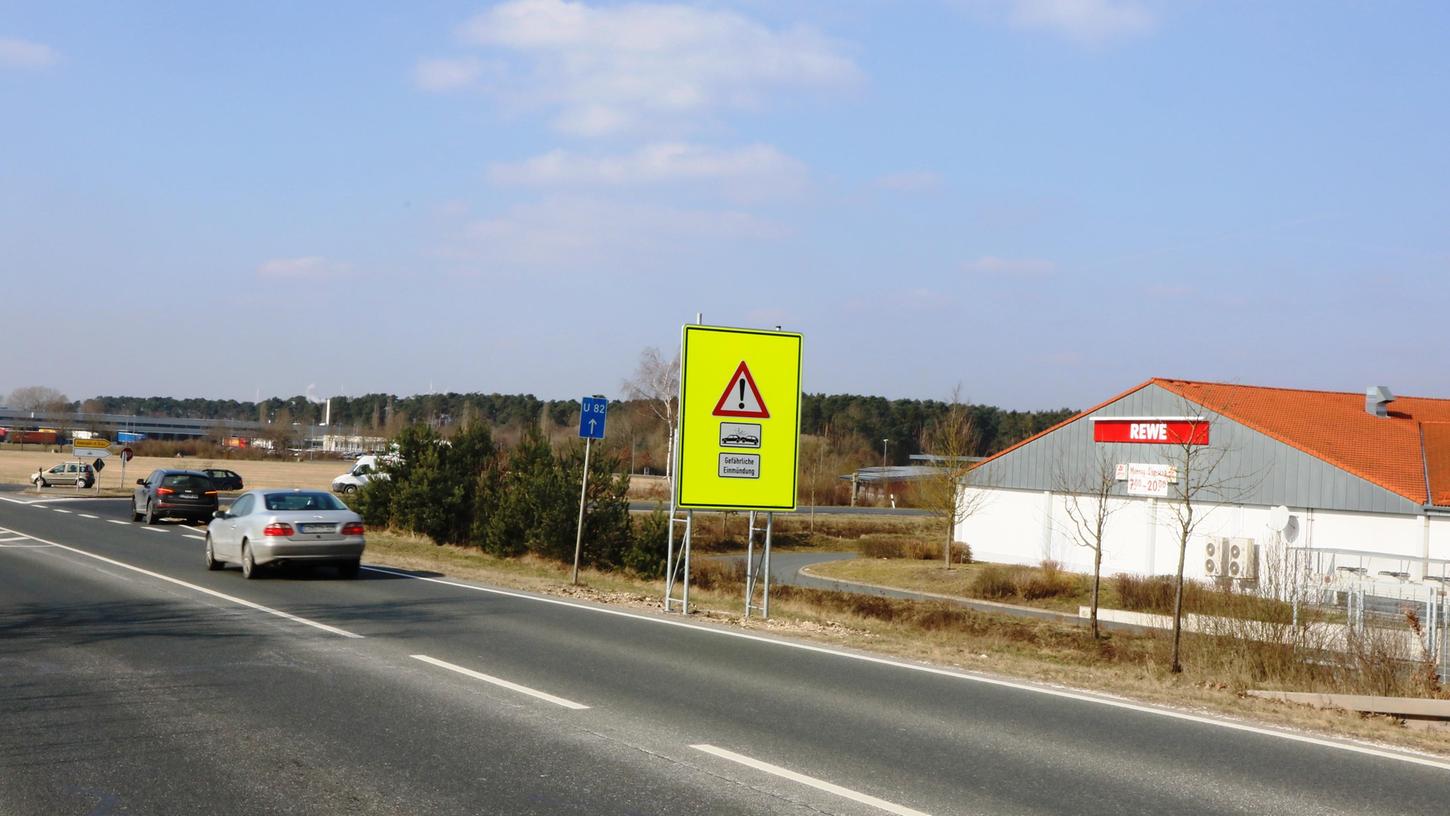 Neongelbe Schilder warnen an Unfallschwerpunkt