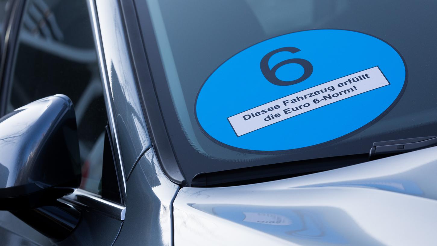 Der SPD-Vorsitzende und Stadtrat Thorsten Brehm fordert die Einführung einer Blauen Plakette. Damit will er Fahrzeuge kennzeichnen, sodass die Schadstoffgrenzwerte eingehalten werden.