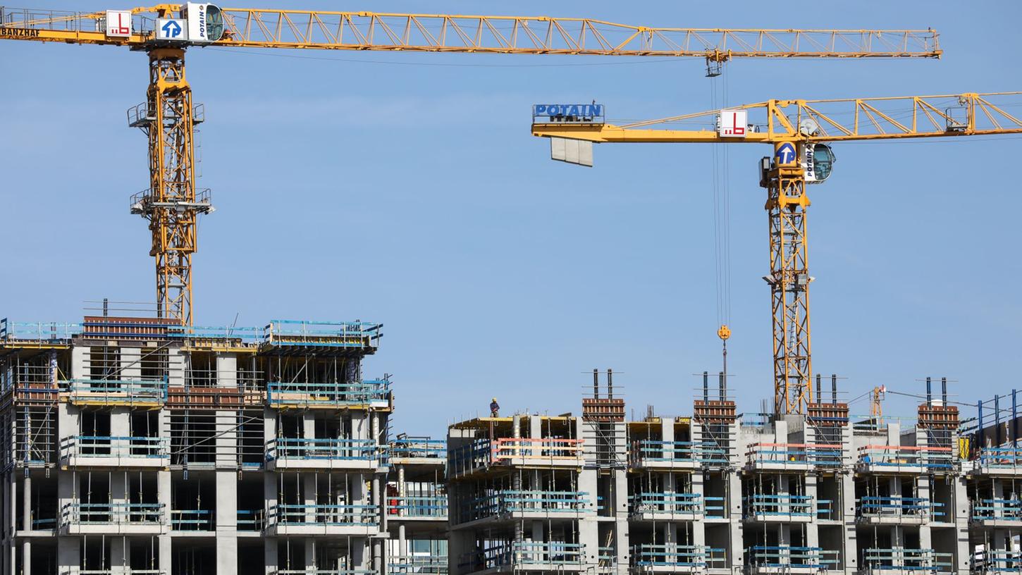 Deutsche Kräne sollen nach aktuellen Plänen der möglichen neuen GroKo dabei helfen, Häuser für insgesamt 1,5 Millionen neue Wohnungen zu bauen. Nicht alle Maßnahmen zur Erreichung dieses Ziels gefallen der Bau- und Immobilienbranche.