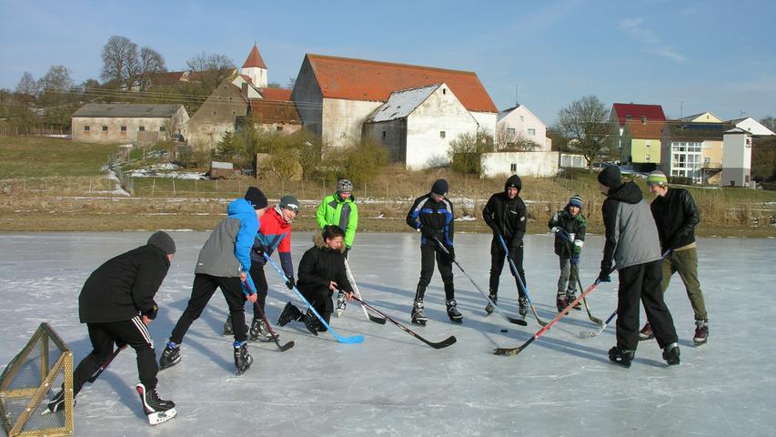 Bei strahlendem Sonnenschein und bitterer Kälte frönt die Gundelsheimer dem Eishockeyspiel. Das gemeinsame Erlebnis ist wichtiger als das Resultat.
