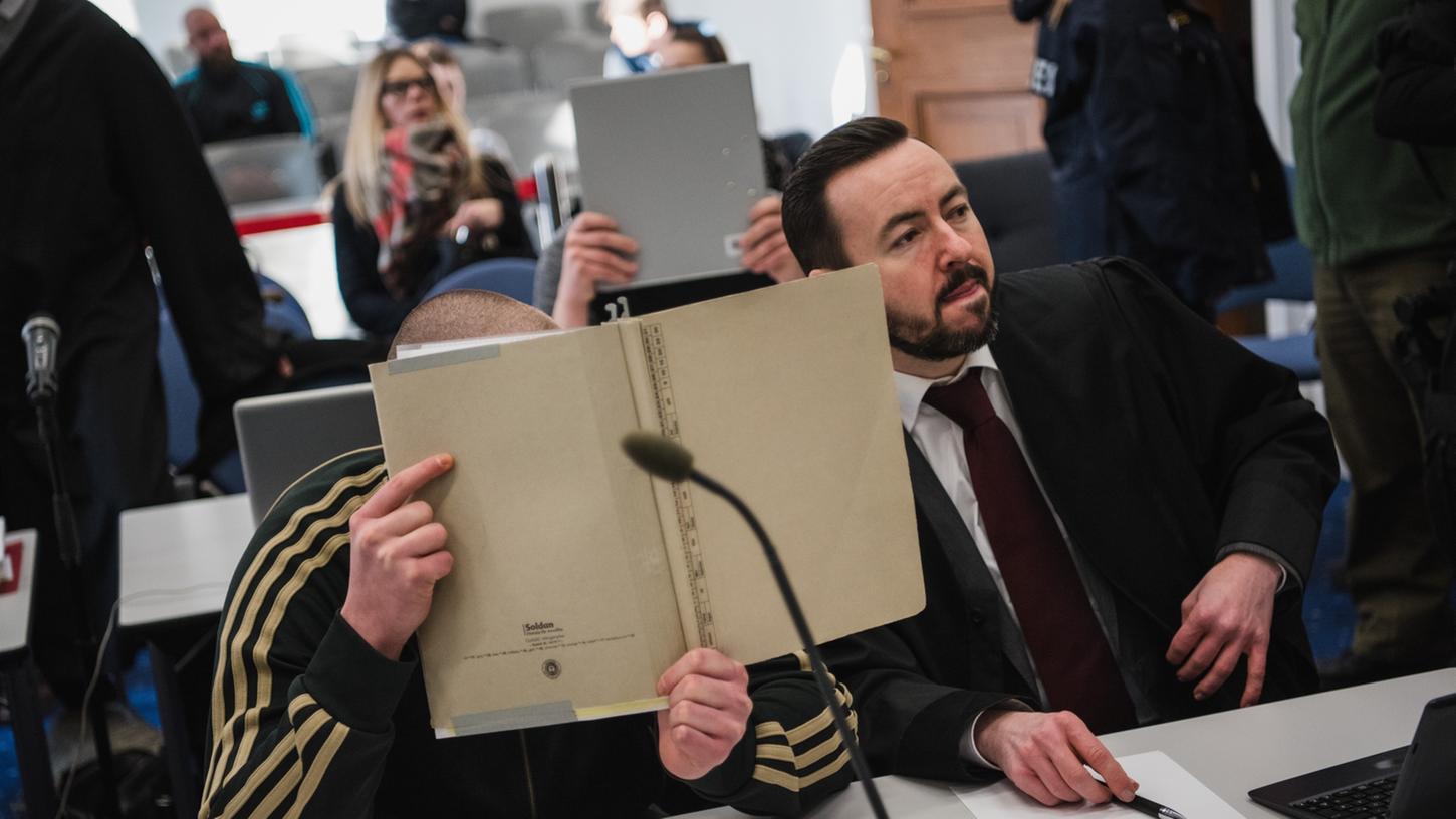 In Bamberg hat ein Prozess gegen sieben Angeklagte aus dem Rotlichtmilieu begonnen – hier unterhält sich einer mit Anwalt Marcus Ladewig (re.). In Bamberg hat ein Prozess gegen sieben Angeklagte aus dem Rotlichtmilieu begonnen – hier unterhält sich einer mit Anwalt Marcus Ladewig (re.).
