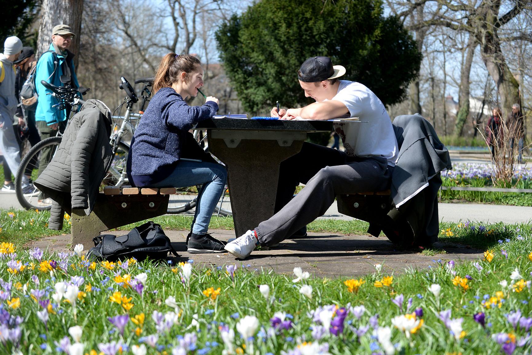 Der Mangel an Sonne im Winter hat unsere körpereigenen Vitamin-D-Speicher ausgeschöpft. Wir sind zwar in der Lage, Vitamin D selbst herzustellen, dies funktioniert aber nur mit ausreichend Sonnenlicht. Um unseren Körper bei der Produktion zu unterstützen, hilft es, regelmäßig etwa 20 Prozent der Körperoberfläche zu sonnen. Aber Vorsicht: Denken Sie an ausreichend Sonnenschutzcreme, da die Haut durch die sonnenarme Zeit im Winter besonders empfindlich geworden ist!