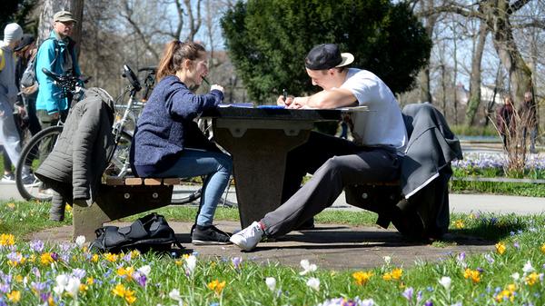 Der Mangel an Sonne im Winter hat unsere körpereigenen Vitamin-D-Speicher ausgeschöpft. Wir sind zwar in der Lage, Vitamin D selbst herzustellen, dies funktioniert aber nur mit ausreichend Sonnenlicht. Um unseren Körper bei der Produktion zu unterstützen, hilft es, regelmäßig etwa 20 Prozent der Körperoberfläche zu sonnen. Aber Vorsicht: Denken Sie an ausreichend Sonnenschutzcreme, da die Haut durch die sonnenarme Zeit im Winter besonders empfindlich geworden ist!