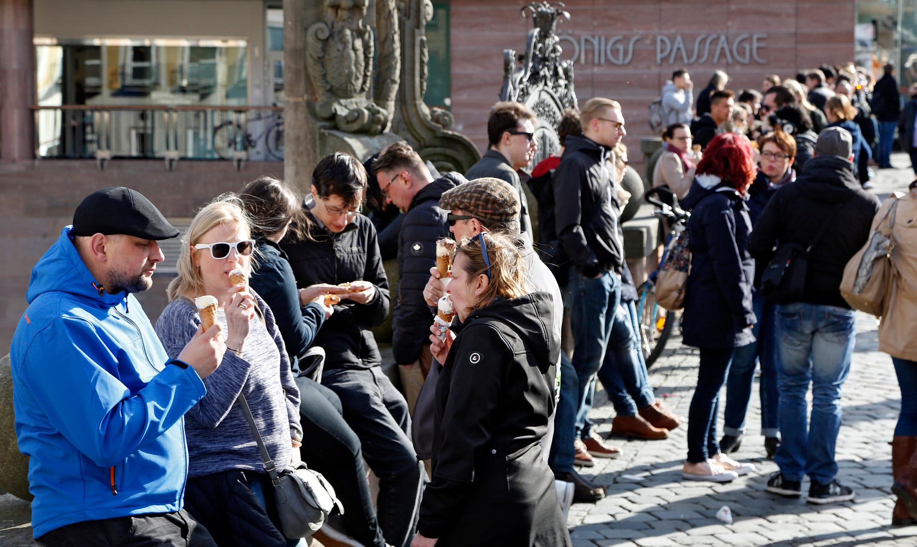 Eine weitere gute Nachricht führt bei vielen von uns zu einer erhöhten Ausschüttung von Glückshormonen: Passend zum Frühlingsbeginn öffnen endlich die Eisdielen wieder ihre Pforten! Allein in Nürnberg locken über 50 Cafés mit unterschiedlichsten Eissorten und Kreationen.