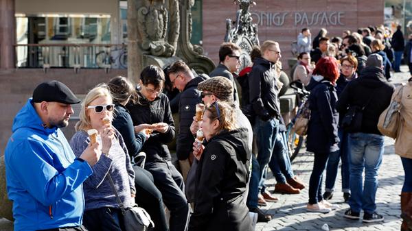 Eine weitere gute Nachricht führt bei vielen von uns zu einer erhöhten Ausschüttung von Glückshormonen: Passend zum Frühlingsbeginn öffnen endlich die Eisdielen wieder ihre Pforten! Allein in Nürnberg locken über 50 Cafés mit unterschiedlichsten Eissorten und Kreationen.