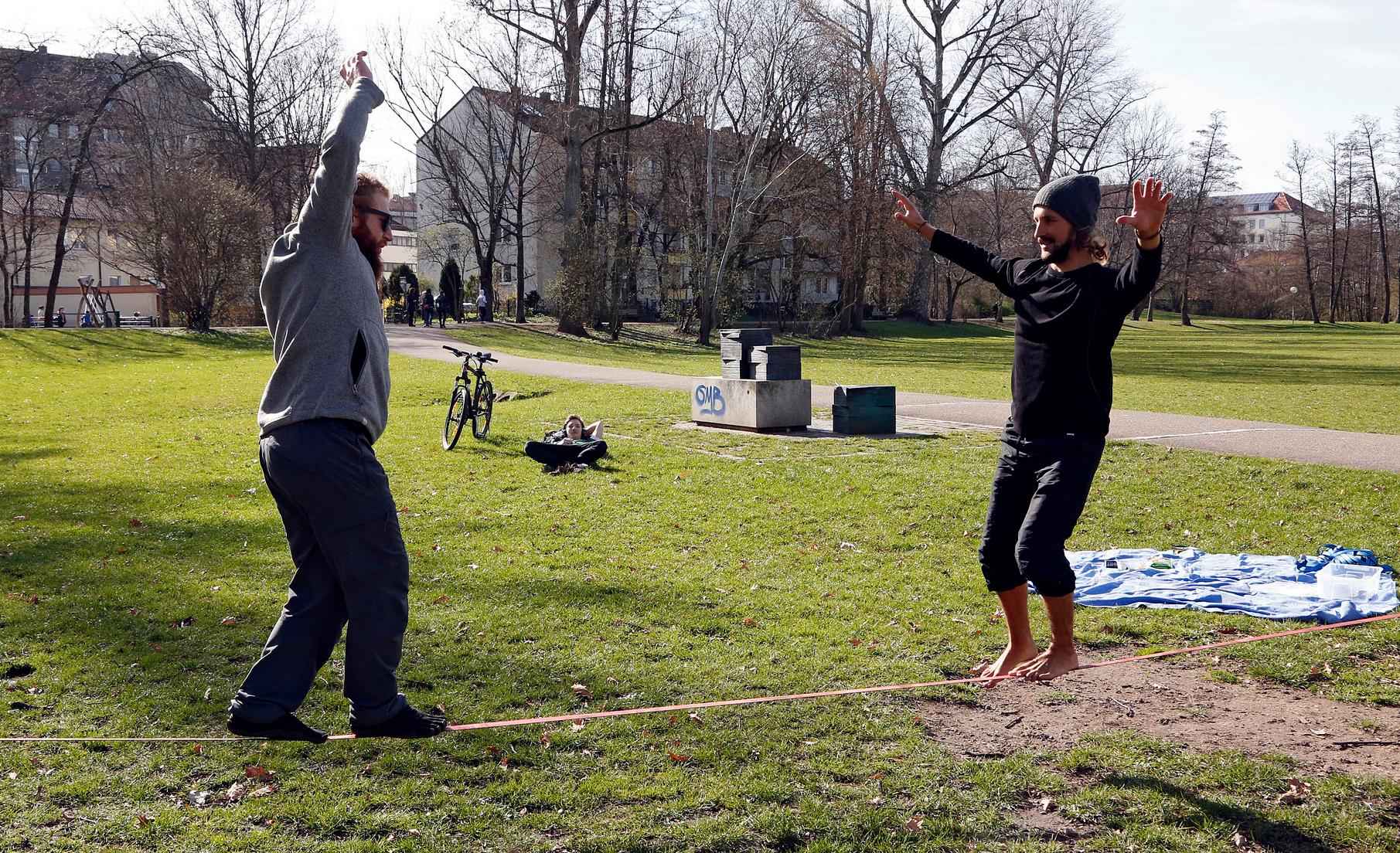 Gleichzeitig sorgt die Lichtzufuhr für eine höhere Ausschüttung der Glückshormone "Serotonin" und "Dopamin". Wir fühlen uns automatisch wohler und unsere Laune geht wie von selbst nach oben. Bewegung an der frischen Luft kann diesen Effekt noch verstärken.