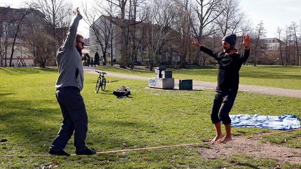 Gleichzeitig sorgt die Lichtzufuhr für eine höhere Ausschüttung der Glückshormone "Serotonin" und "Dopamin". Wir fühlen uns automatisch wohler und unsere Laune geht wie von selbst nach oben. Bewegung an der frischen Luft kann diesen Effekt noch verstärken.