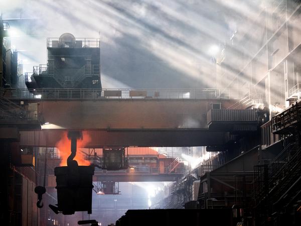 Deutlich weniger Betrieb als noch in den 90er Jahren herrschte im neuen Jahrtausend in US-amerikanischen Stahlwerken. Die Beschäftigung ging in den vergangenen 20 Jahren um 35 Prozent zurück, dabei ist die weltweite Stahlproduktion seit 2000 um 127 Prozent gestiegen.