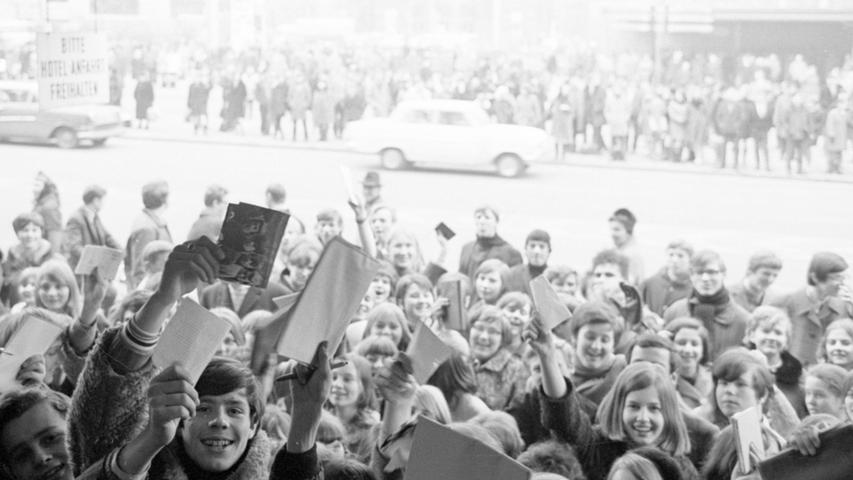 Die Begeisterung kannte kaum Grenzen. Dutzende Fans der Bee Gees vor dem Grand-Hotel. Hier geht es zum Kalenderblatt vom 5. März 1968: "Bee Gees" in ihrem Hotel belagert