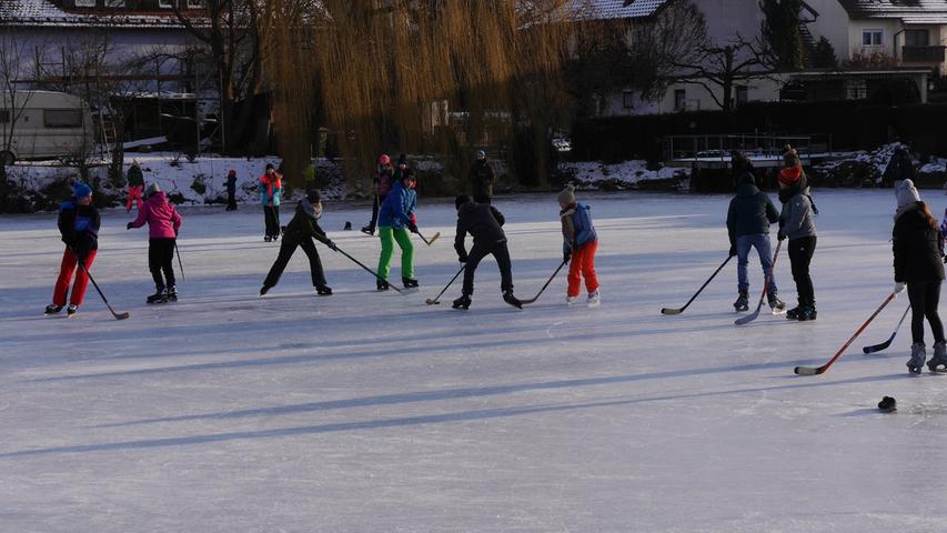 Auch der Gnotzheimer Weiher ist zugefroren. Klar, dass die Dorfbewohner die Eisfläche längst für sich erobert haben, wahlweise zum Schlittschuhfahren oder Eishockeyspielen.
