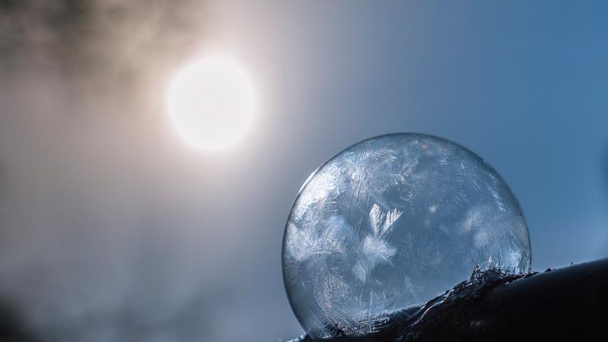 Winter Kälte frostige Temperaturen lassen sogar Seifenblasen in sekundenschnelle gefrieren. Wenn man schnell die Kamera zur Hand hat und das Licht richtig steht, kann man die Eisblumen auf der Blase in Szene setzen.