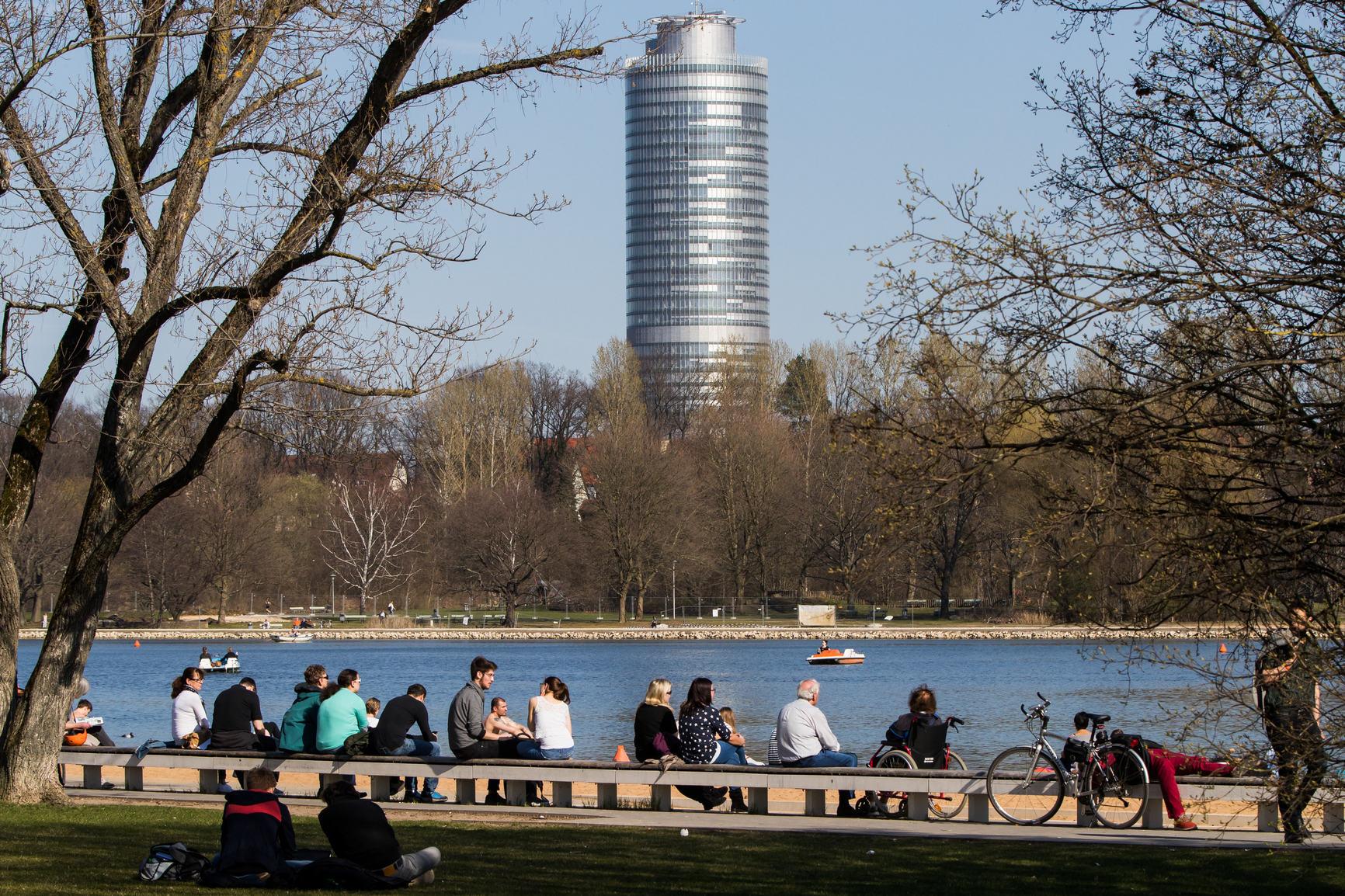 Für Allergiker spielen neben den Molekülen vor allem die im Frühling herumfliegenden Pollen eine Rolle. Erste Frühlingsblüher wie Hasel, Erle und Esche sorgen bereits ab Februar für verstopfte Atemwege. Erst gegen Ende des Sommers geht der Pollenflug wieder zurück und beendet damit die Zeit des Heuschnupfens.
