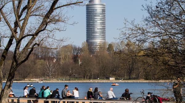 Für Allergiker spielen neben den Molekülen vor allem die im Frühling herumfliegenden Pollen eine Rolle. Erste Frühlingsblüher wie Hasel, Erle und Esche sorgen bereits ab Februar für verstopfte Atemwege. Erst gegen Ende des Sommers geht der Pollenflug wieder zurück und beendet damit die Zeit des Heuschnupfens.