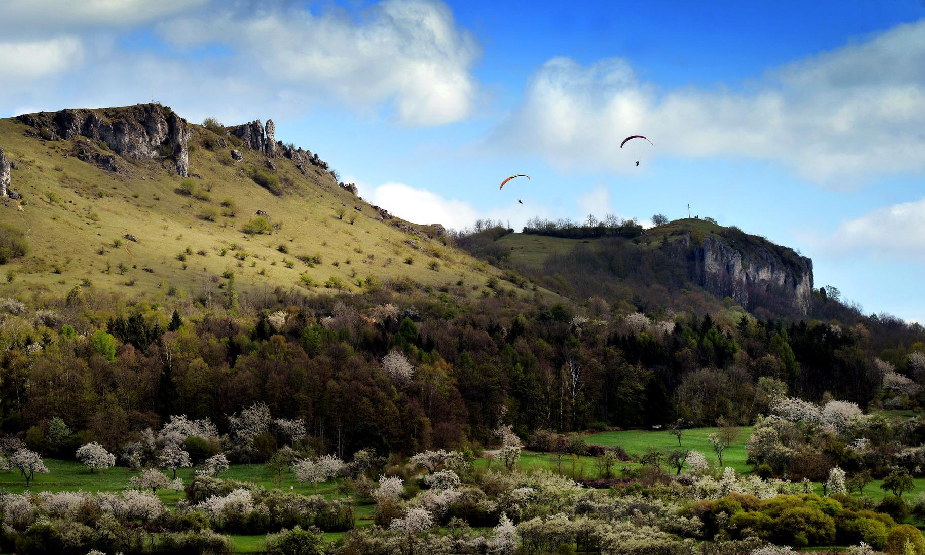 Durch die längeren Sonnenstunden werden wir auch endlich wieder aktiver und wacher. Dies geschieht durch die Abnahme des bei Dunkelheit ausgeschütteten Schlafhormons "Melatonin" in unserem Körper.
