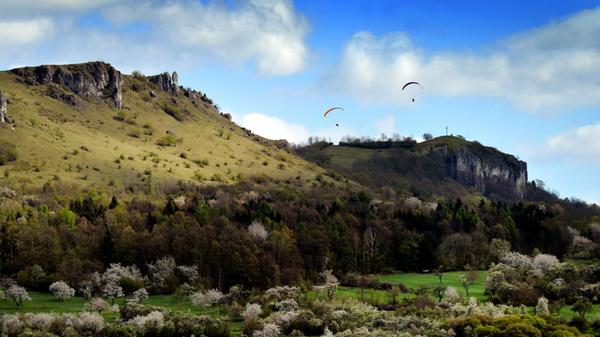 Durch die längeren Sonnenstunden werden wir auch endlich wieder aktiver und wacher. Dies geschieht durch die Abnahme des bei Dunkelheit ausgeschütteten Schlafhormons "Melatonin" in unserem Körper.