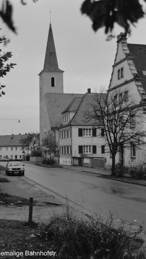 Die frühere Bahnhofstraße mit evangelischer Kirche und davor der damaligen Post...