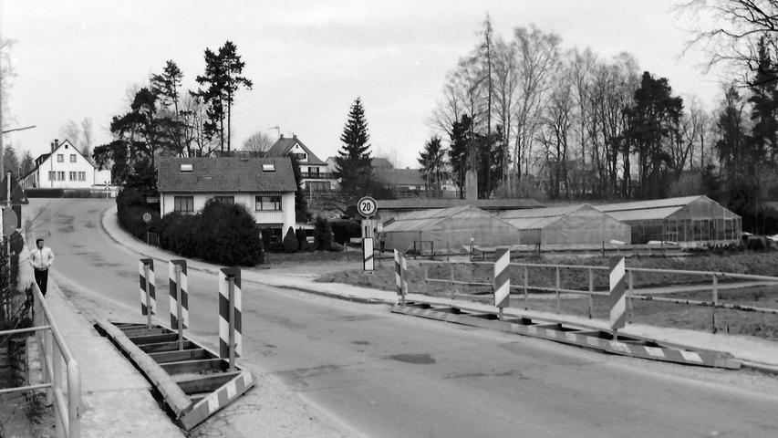 ... und einst. Der "Altmannberg", benannt nach der damals daneben residierenden Gärtnerei, war bei Fahranfängern und Schwertransporten gefürchtet. Die Brückenverengung sollte verhindern, dass sich über dem Gänsbach zwei Lkw begegneten.
 Nicht vergessen: Finissage mit Vortrag am Sonntag, 11. März, ab 19 Uhr in der Residenz.