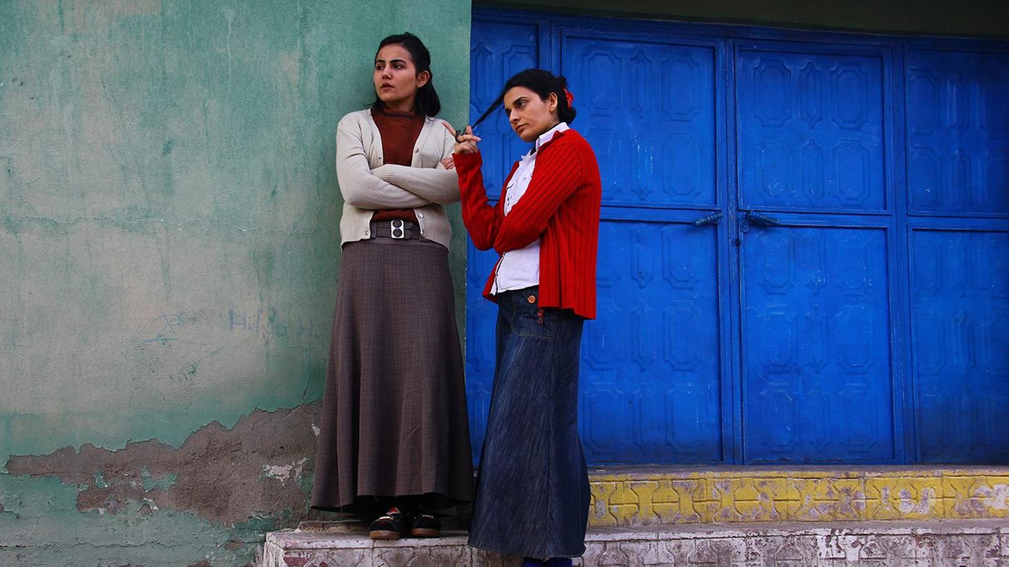 Einer der türkischen Wettbewerbsfilme dreht sich um "Eine schwierige Entscheidung", so auch sein Titel. Und so richtig entschlossen sehen die beiden jungen Frauen in dieser Szene auch nicht aus. Hinter der Frage "Nasenkorrektur – ja oder nein?" könnte sich eine Gesellschaftssatire verstecken.