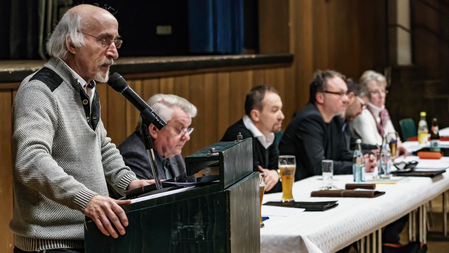 Gute Nachrichten verkündete Jahn-Vorstand Dr. Hans Schneider bei der Jahreshauptversammlung: Der Umzug scheint in trockenen Tüchern. Gute Nachrichten verkündete Jahn-Vorstand Dr. Hans Schneider bei der Jahreshauptversammlung: Der Umzug scheint in trockenen Tüchern.