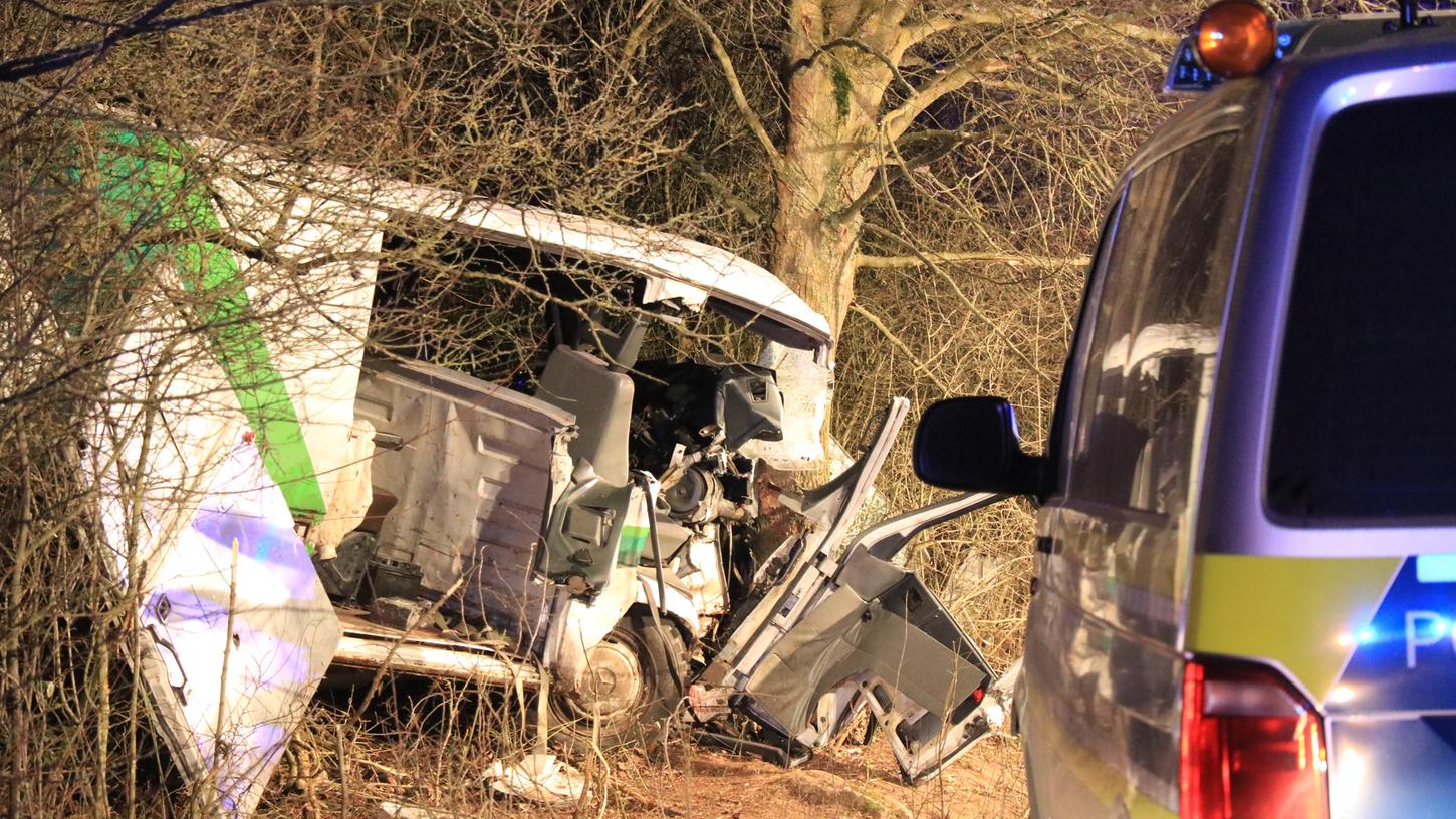 Die Verfolgungsjagd nahe Bamberg endete für den Fahrer und seinen 36-jährige Beifahrer an einem Baum. Die Männer wurden schwer verletzt.