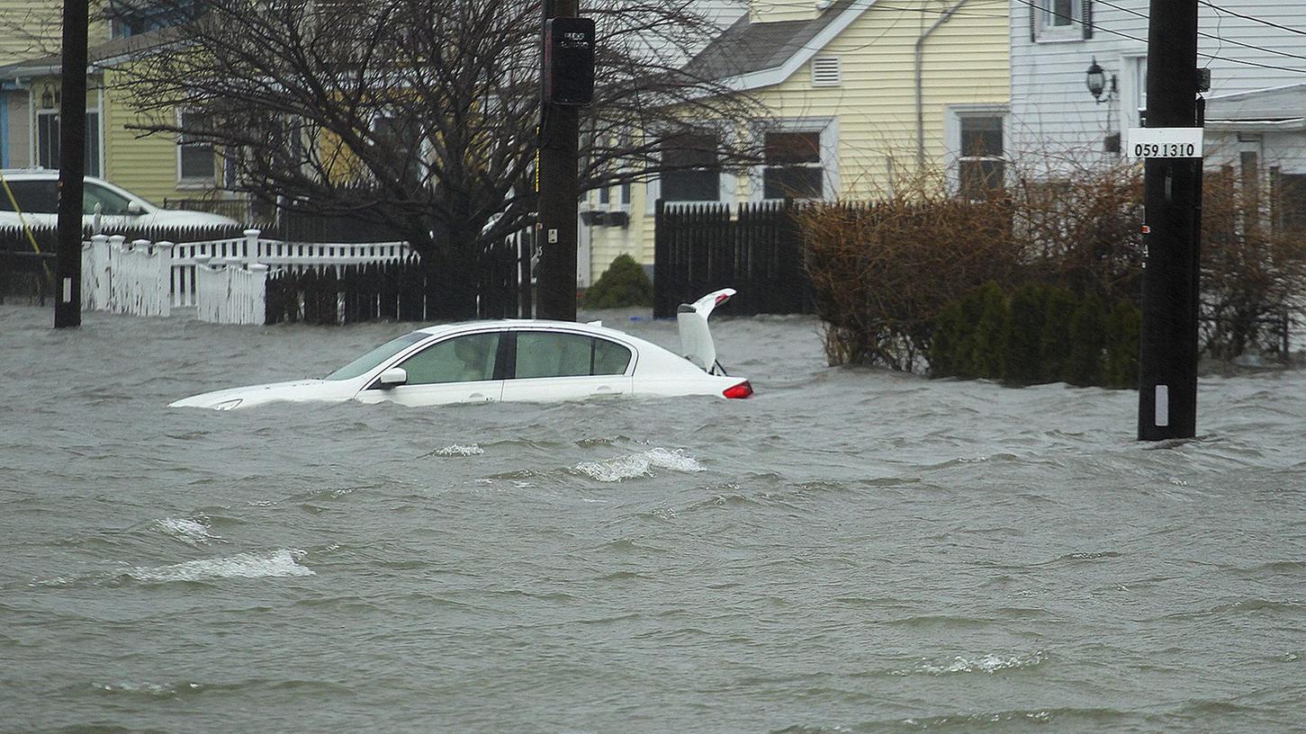 In Quincy (Massachusetts) sind die Straßen komplett überschwemmt. Mit Orkanböen und heftigen Niederschlägen hat der "Bombenzyklon" bereits am Freitag für erhebliche Beeinträchtigungen gesorgt.