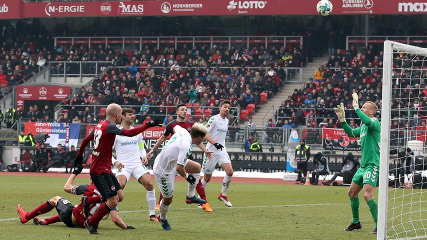 Der eingewechselte Tobias Werner verpasst Nürnbergs beste Ausgleichschance, als er den Ball mit dem Kopf am rechten Kreuzeck vorbeibefördert.