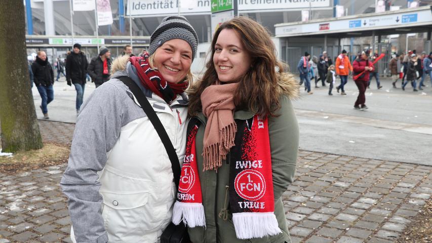 Der Mann war krank zuhause - also schauten Ehefrau Carmen (46) und ihre Tochter Tina (19) aus Pleinfeld das Spiel allein im Stadion in Nürnberg. "Wir waren letzte Woche in Bochum. Heute war's schlecht, heute sind wir enttäuscht", sagt Carmen. Trotzdem hofft sie stark, dass der Club am Ende aufsteigt. "Wir wünschen es uns", sagt sie. Davon ist Tina jedenfalls fest überzeugt.