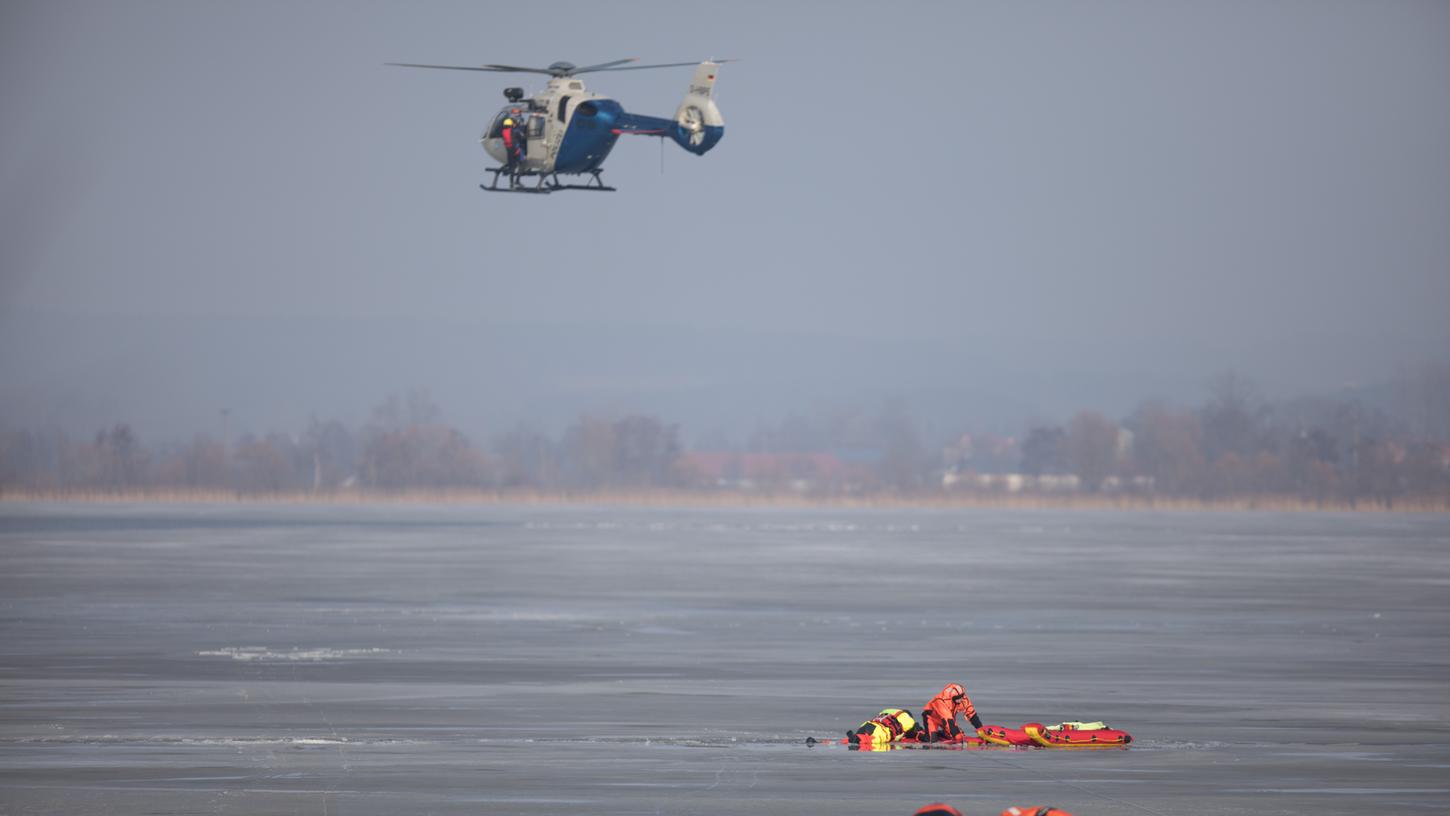 Ein Hubschrauber und mehrere Taucher suchen nach dem Vermissten.