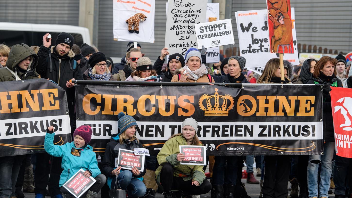 Insgesamt nahmen nach Angaben von Veranstalter Viktor Gebhart vom Verein Animals United etwa 1000 Menschen am Samstag an der Kundgebung in München teil.