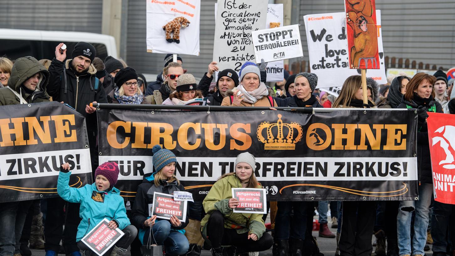 Insgesamt nahmen nach Angaben von Veranstalter Viktor Gebhart vom Verein Animals United etwa 1000 Menschen am Samstag an der Kundgebung in München teil. Insgesamt nahmen nach Angaben von Veranstalter Viktor Gebhart vom Verein Animals United etwa 1000 Menschen am Samstag an der Kundgebung in München teil.