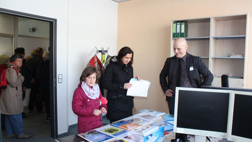 In jeder Abteilung des neuen Landesamts für Schule in Gunzenhausen standen beim Tag der offenen Tür Mitarbeiter in den Büros bereit, und informierten die Besucher auf Wunsch.