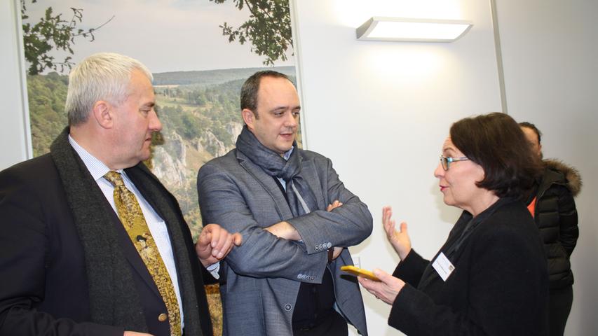 Kultusminister Ludwig Spaenle und der Landtagsabgeordnete Manuel Westphal im Gespräch mit der Leiterin der Qualitätsagentur, Professor Dr. Eva-Maria Lankes (von links).