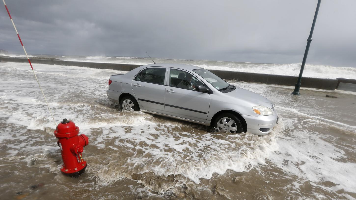 Die US-Ostküste wurde schwer von einem heftigen Wintersturm getroffen, mehrere Menschen starben. Es kam zu großflächigen Überschwemmungen und Stromausfällen.