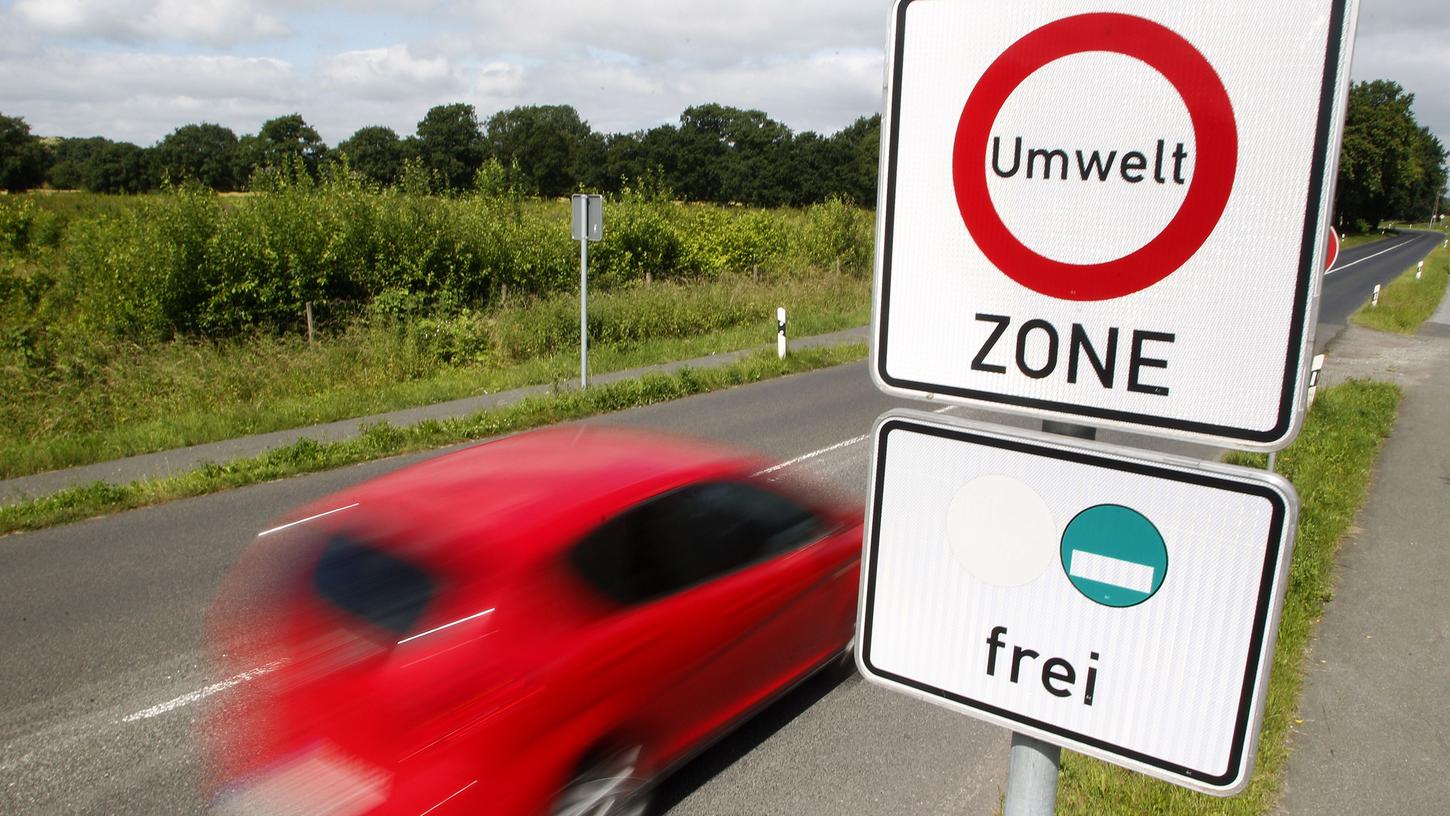 Ein Schild signalisiert den Beginn einer Umweltzone. Wegen zu schmutziger Luft in vielen deutschen Städten verklagt die EU-Kommission die Bundesrepublik vor dem Europäischen Gerichtshof.