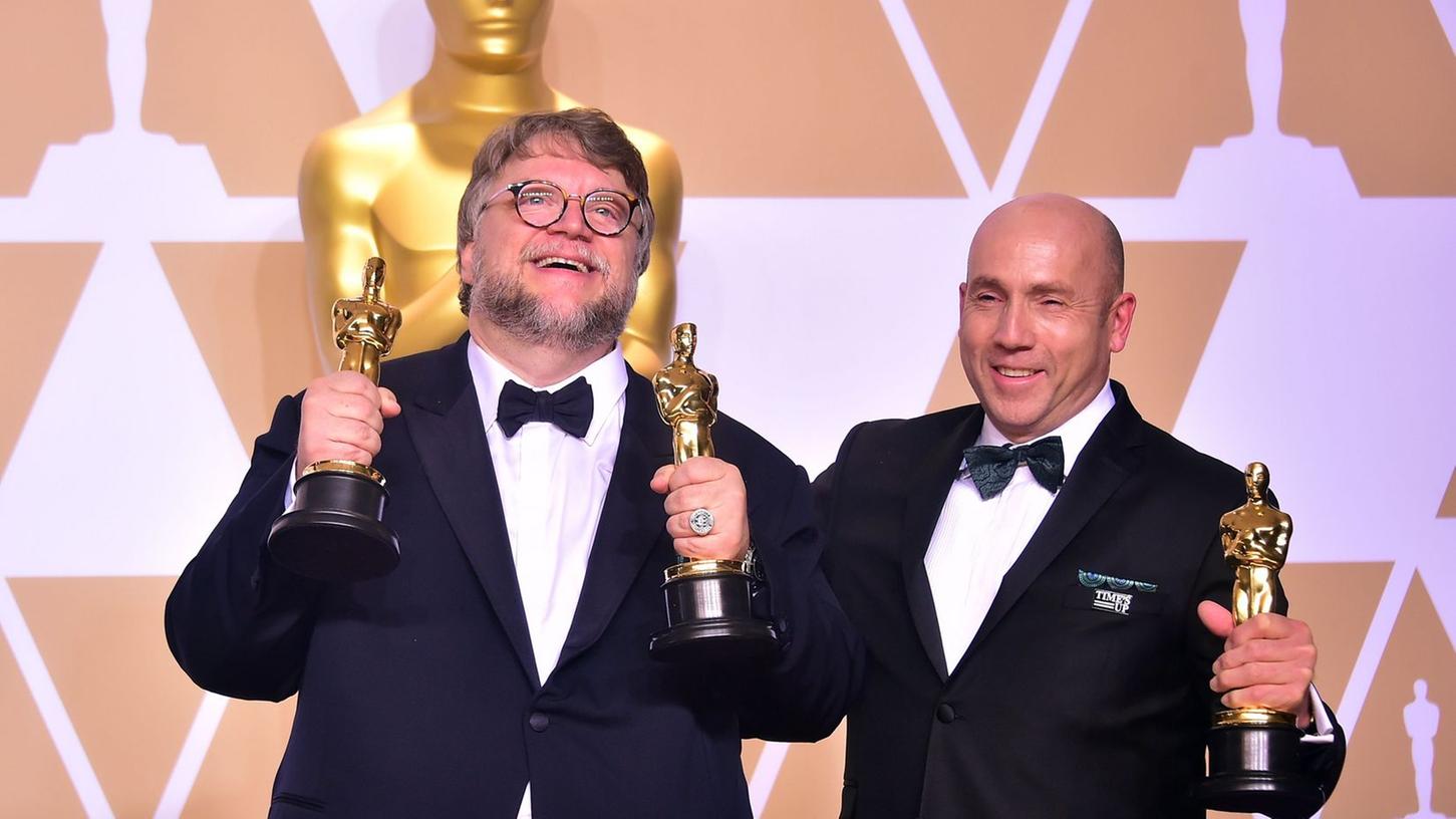 Regisseur Guillermo del Toro (l.) und Produzent J. Miles Dale freuen sich über die Oscars für "Shape of Water".