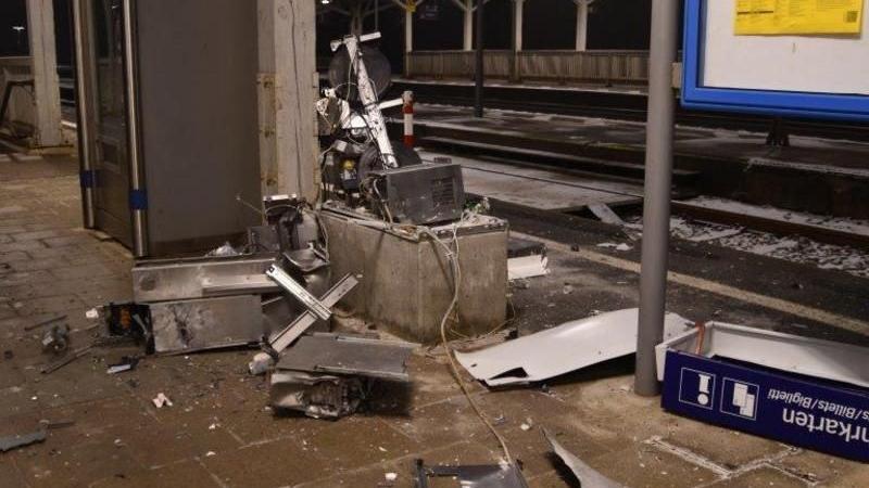 Am Wochenende kam es in Eichstätt und Neuhof an der Zenn zu zwei Sprengungen von Fahrkartenautomaten. Am Wochenende kam es in Eichstätt und Neuhof an der Zenn zu zwei Sprengungen von Fahrkartenautomaten.