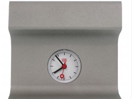 Als "Hingucker schlechthin für den Schreibtisch" beschreibt die Deutsche Bahn ein Original-Schienenstück mit batteriebetriebenem Quarzuhrwerk. Als "Hingucker schlechthin für den Schreibtisch" beschreibt die Deutsche Bahn ein Original-Schienenstück mit batteriebetriebenem Quarzuhrwerk.