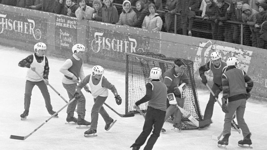 Weiß gegen Rot: die besten Eishockeyspieler unter den Nürnberger Volksschülern waren fast so flink wie ihren großen Vorbilder.
 Hier geht es zum Kalenderblatt vom 
 7. März 1968: Flinke Flitzer