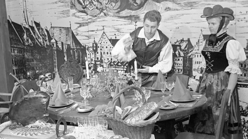 Gastlichkeit, wie sie vom Gast im 20. Jahrhundert verlangt wird: ein festlich gedeckter Tisch in der Sonderschau führender Häuser. Hier geht es zum Kalenderblatt vom 
 8. März 1968: Für alle ist der Tisch gedeckt