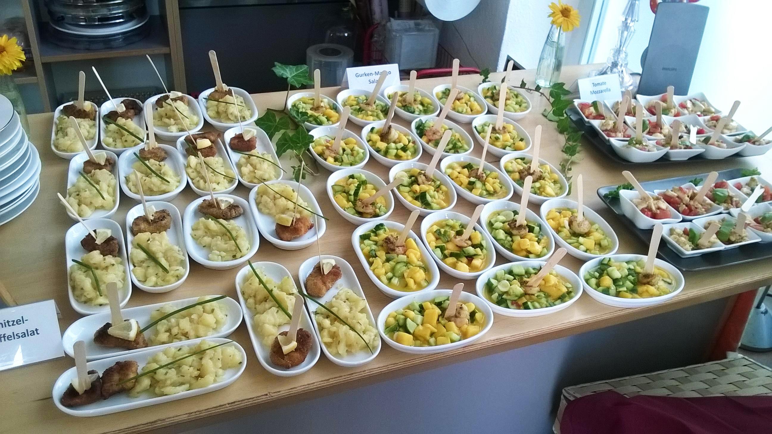 Einen Brunch für die ganze Familie bietet das Cafe Mocca Lisa in Schoppershof. Jeden ersten Sonntag im Monat können die Besucher von 9.30 bis 14 Uhr mit jeweils unterschiedlichem Motto (beispielsweise italienisch, spanisch, fränkisch, asiatisch, karibisch, bayerisch) hemmungslos schlemmen. Das Kaffeehaus informiert auf seiner Facebookseite über das nächste Motto-Buffet. Die Kosten: 15 Euro für Erwachsene, Jugendliche zwischen zehn und 15 Jahren: acht Euro, Kinder zwischen sechs und zehn Jahren: fünf Euro. Kinder bis sechs Jahre frühstücken kostenfrei. Warm- und Kaltgetränke werden zusätzlich berechnet.