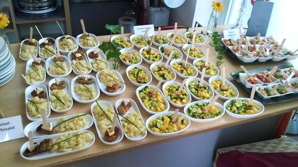 Einen Brunch für die ganze Familie bietet das Cafe Mocca Lisa in Schoppershof. Jeden ersten Sonntag im Monat können die Besucher von 9.30 bis 14 Uhr mit jeweils unterschiedlichem Motto (beispielsweise italienisch, spanisch, fränkisch, asiatisch, karibisch, bayerisch) hemmungslos schlemmen. Das Kaffeehaus informiert auf seiner Facebookseite über das nächste Motto-Buffet. Die Kosten: 15 Euro für Erwachsene, Jugendliche zwischen zehn und 15 Jahren: acht Euro, Kinder zwischen sechs und zehn Jahren: fünf Euro. Kinder bis sechs Jahre frühstücken kostenfrei. Warm- und Kaltgetränke werden zusätzlich berechnet.