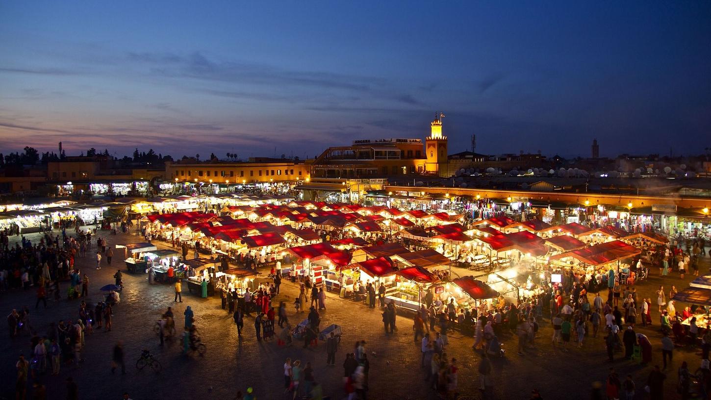 Der Djemaa el Fna ist der zentrale Marktplatz in Marrakesch. Dort bieten viele Händler ihre orientalischen Waren an.