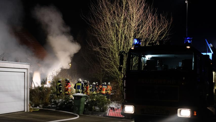 Einfamilienhaus in Heroldsberg fängt in der Nacht Feuer